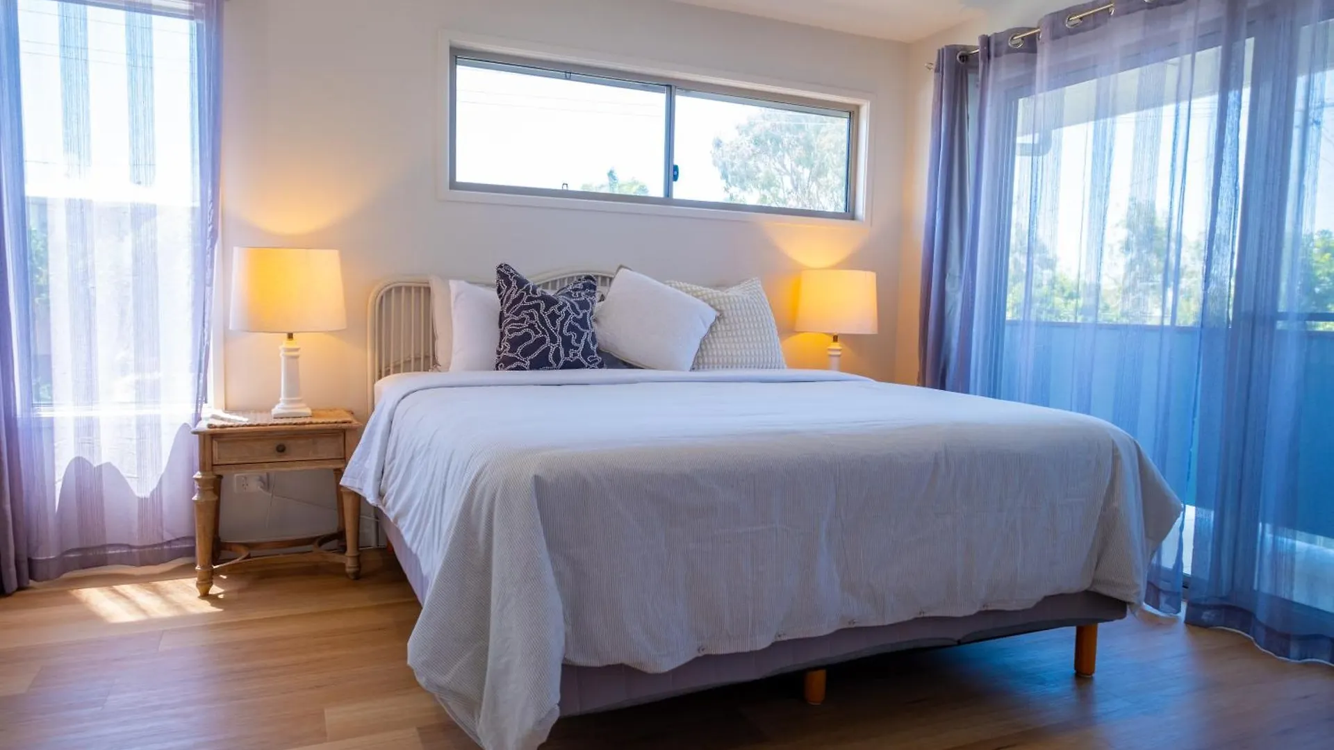 Chic Coastal Home - 31 Orealla Sunrise Beach Holiday home
