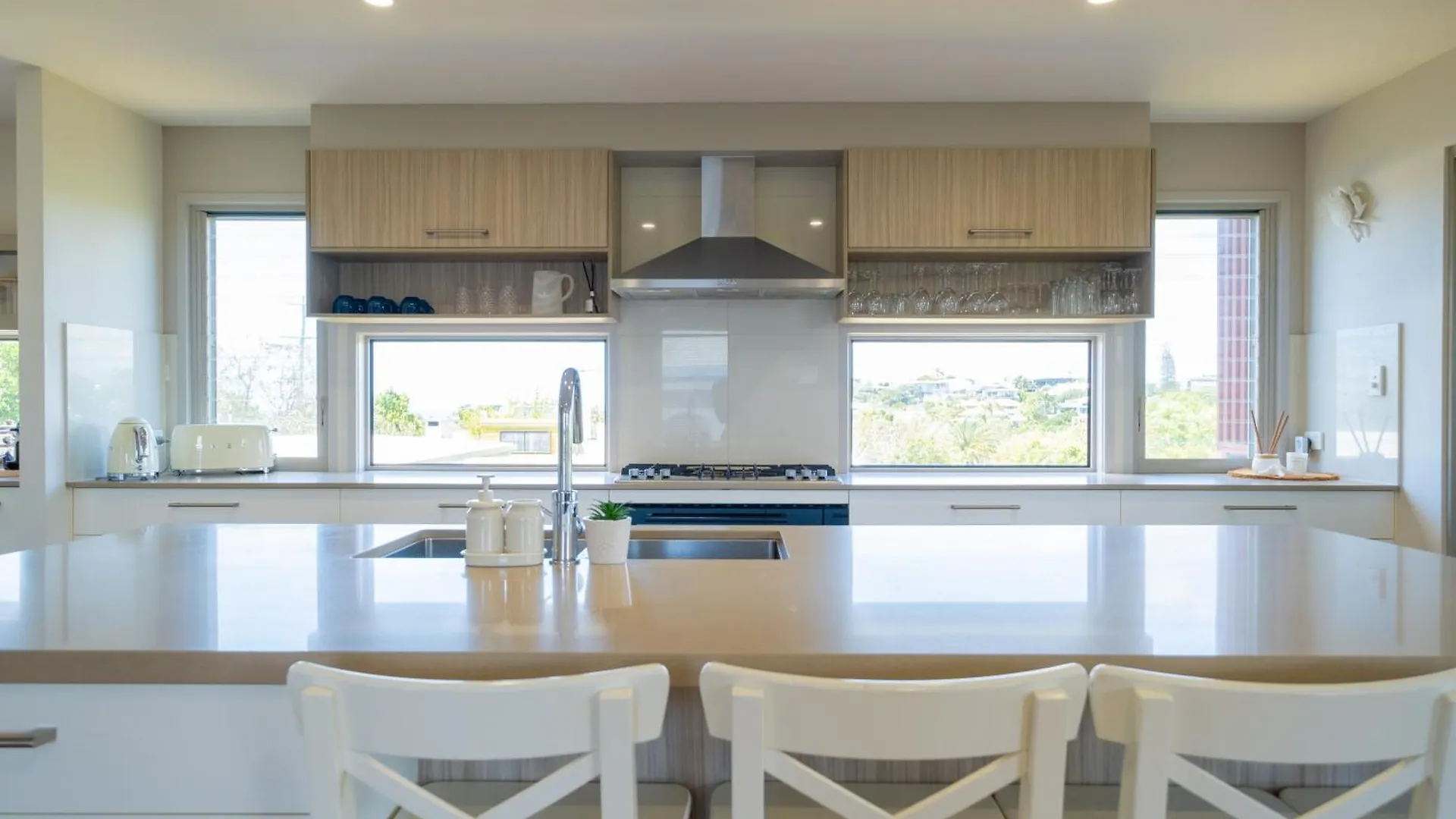 Chic Coastal Home - 31 Orealla Sunrise Beach 0*,  Australia