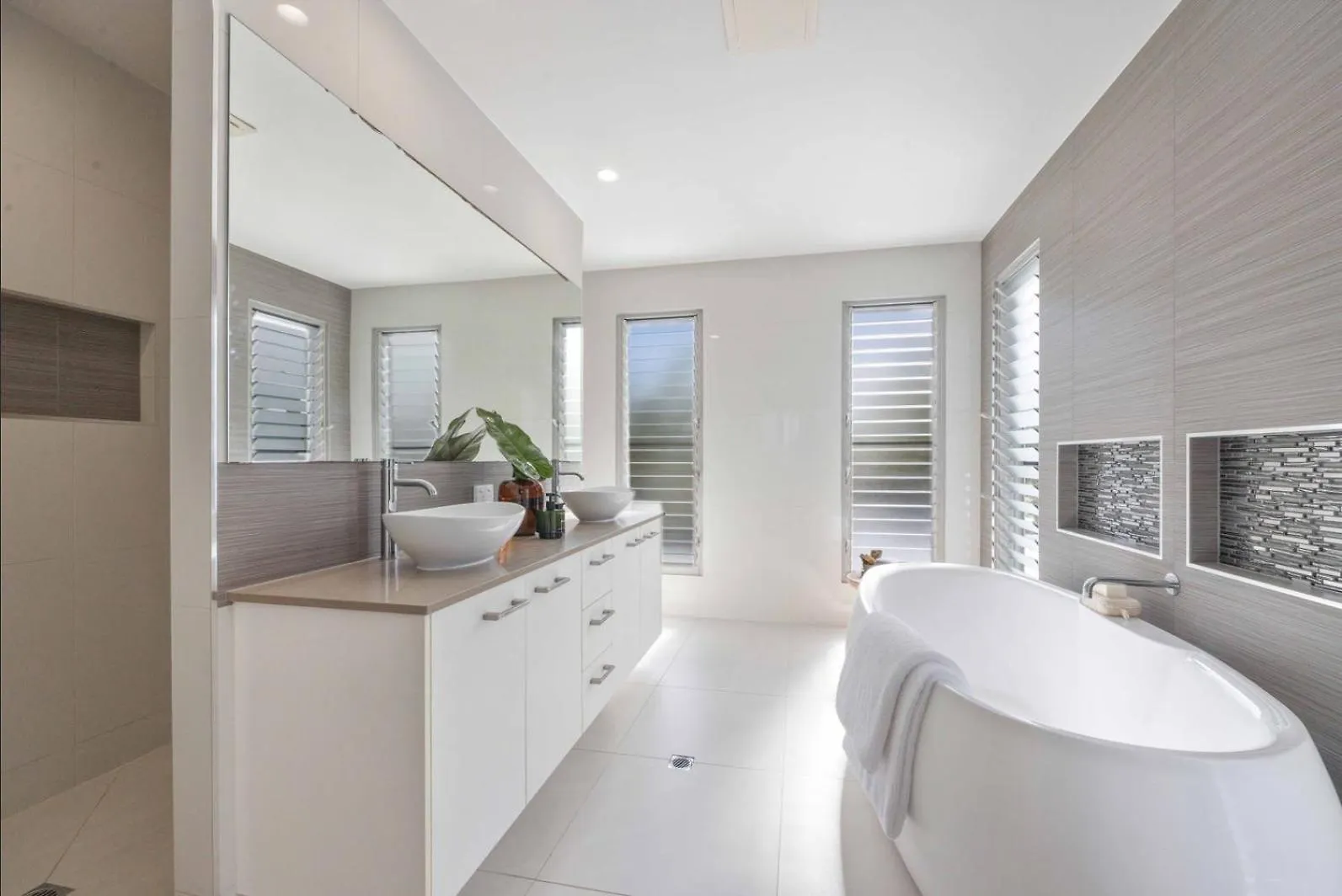 Chic Coastal Home - 31 Orealla Sunrise Beach 0*,