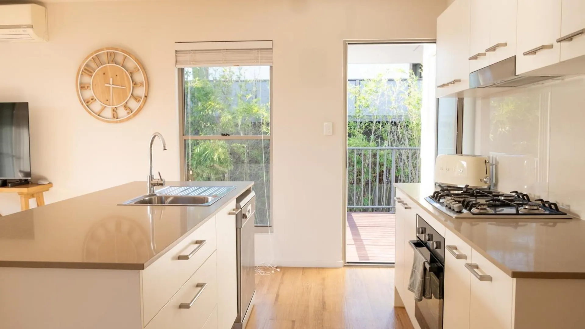 Chic Coastal Home - 31 Orealla Sunrise Beach Australia