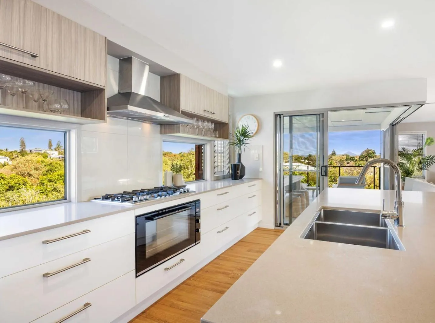 Chic Coastal Home - 31 Orealla Sunrise Beach