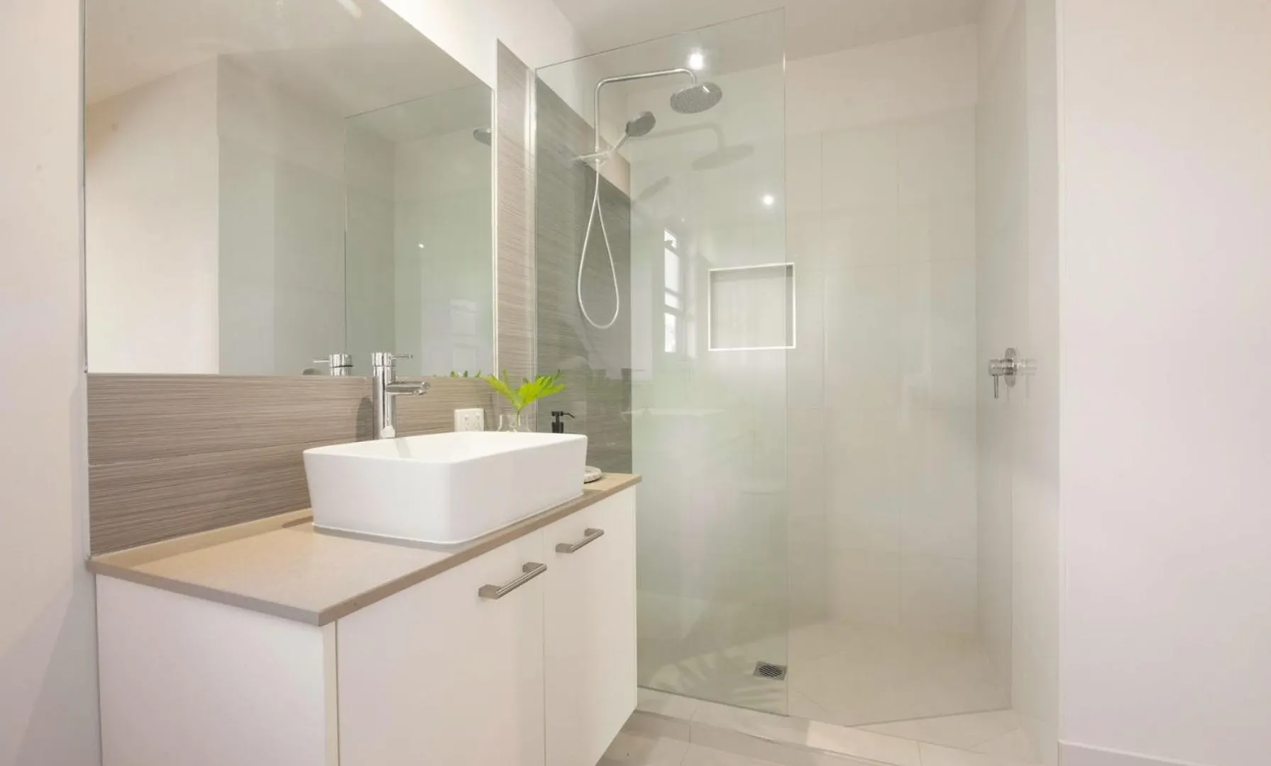 Chic Coastal Home - 31 Orealla Sunrise Beach