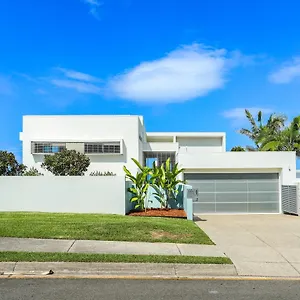  Holiday home Indulgent Beachside Luxury,
